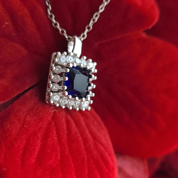 Timeless design blue pendant - Picture 2 of 7